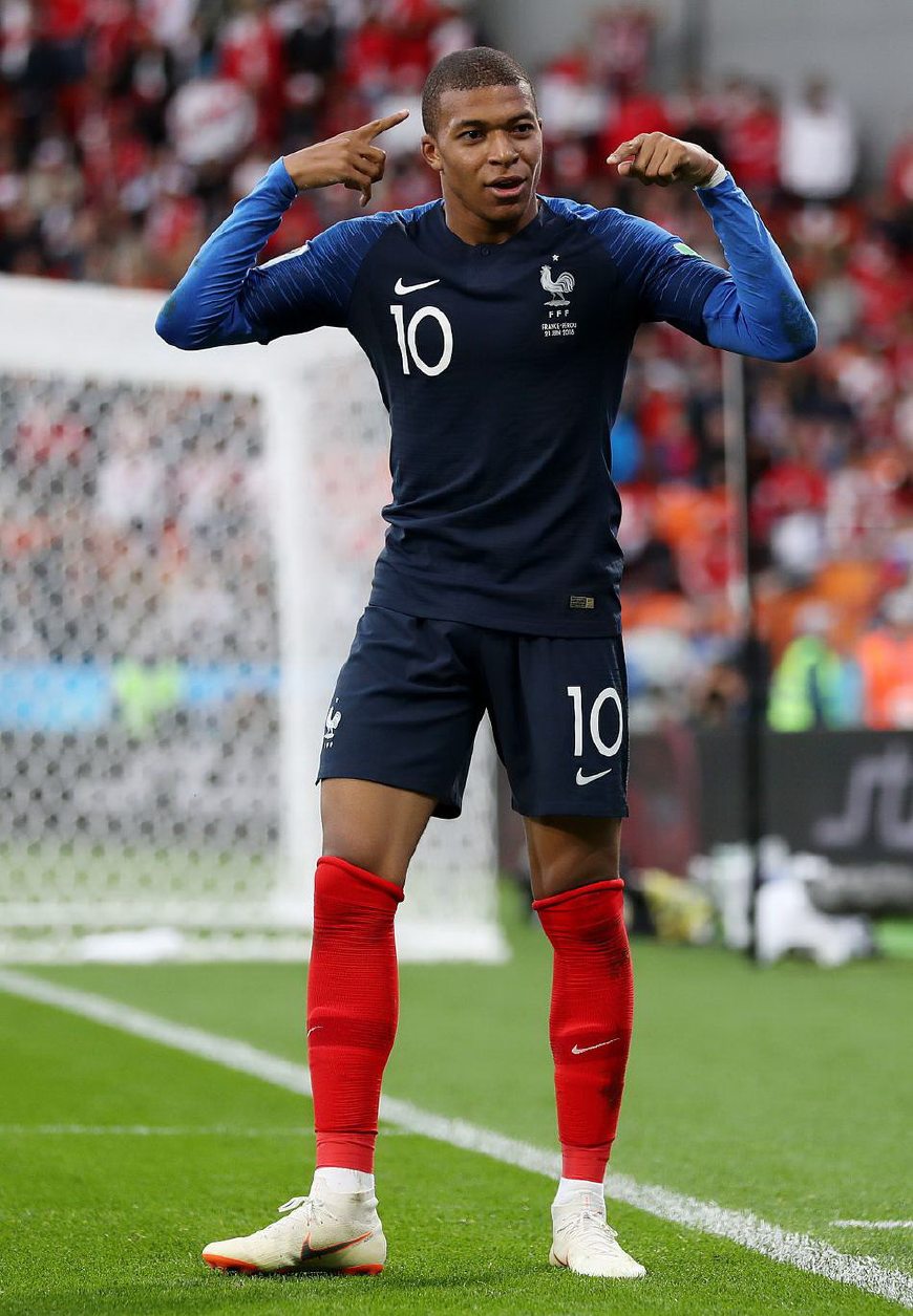 乔治娜分享晚宴照片：C罗与苹果公司CEO库克合影（乔治娜晒晚宴照：C罗与苹果公司CEO库克同框）