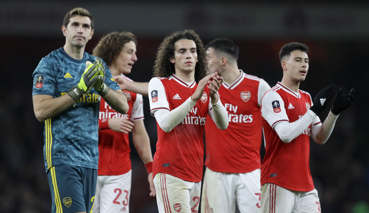 近期1平3负！费耶诺德暂列荷甲第二，距榜首埃因霍温11分（近4场1平3负，费耶诺德暂居荷甲第2，距领头羊埃因霍温11分）