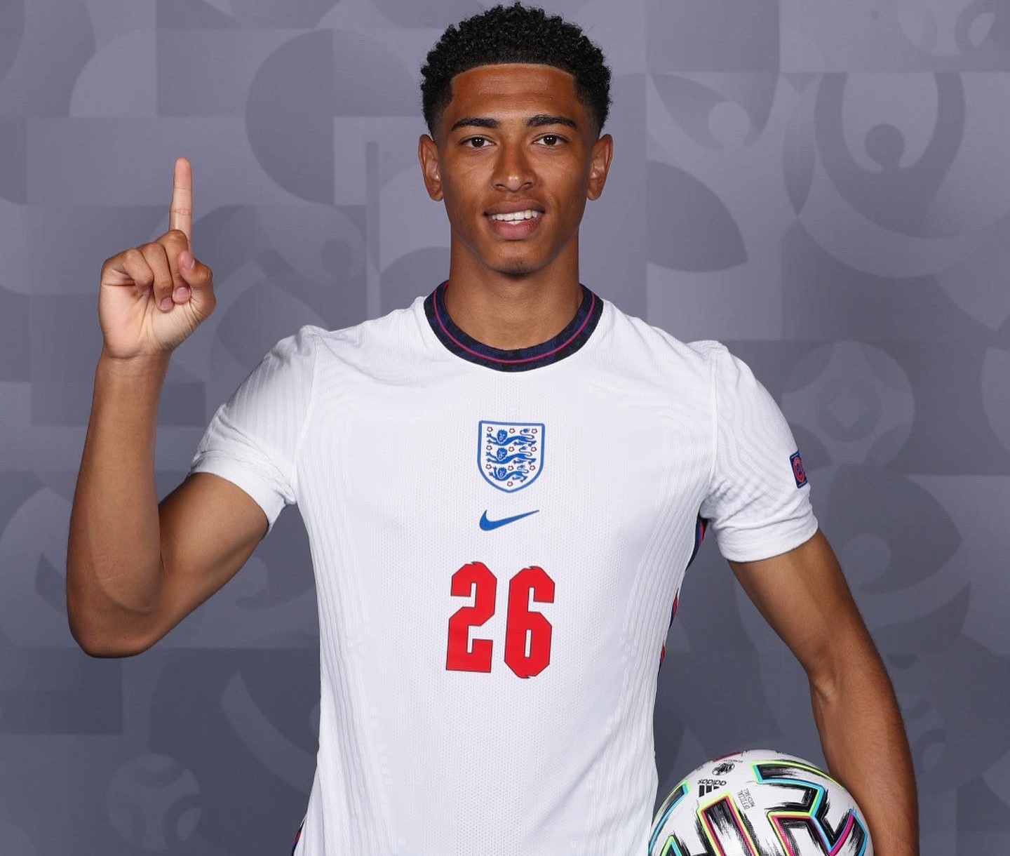 凯恩回应与巴萨传闻：我没和任何人接触，现在在拜仁很开心（凯恩澄清巴萨传闻：未与任何人接触，目前在拜仁很开心）