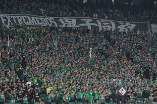 何宇鹏纪念捧杯： 一整季的重量都化为光芒，只为这一次触碰（何宇鹏捧起纪念杯：整季沉淀化作光辉，只为此刻的触碰）