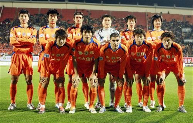 科贝记者：法兰克福球迷往巴萨球迷区投掷杂物甚至发射焰火（科贝记者：法兰克福球迷在巴萨球迷区投掷杂物并施放焰火）