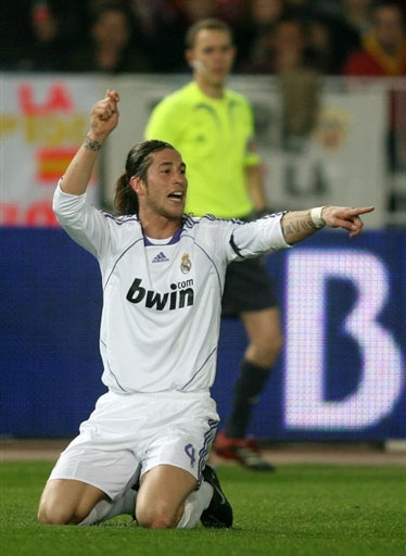 海港在亚冠已跨赛季10场不胜，上次赢球是整整一年前（亚冠赛场海港已10战未胜，距上次赢球整整一年）